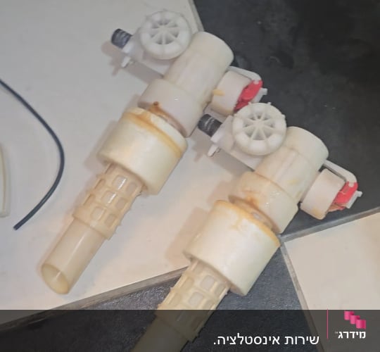 חלקי מנגנון הרקה של ניאגרה סמויה מונחים על הרצפה